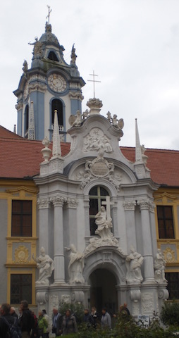 Wohl eine der beeindruckendsten Sehenswürdigkeiten in der Wachau ist die Klosterkirche zu Dürnstein mit dem markanten weißblauen Turm, der von weitem sichtbar über der Donau thront.